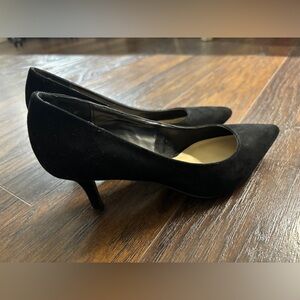 cathy jean black faux suede 2.5 inch pointed heel size 6